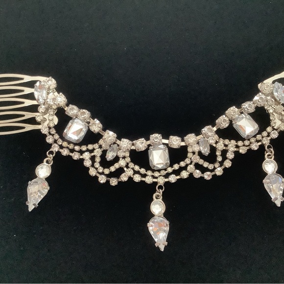 Elegant Silver Hair Comb with Crystal Accents - Picture 6 of 7